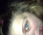 Девушка делает минет а он снимает её крупным планом